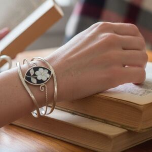 🌸 Sterling Silver Mother of Pearl Floral Inlay Cuff Bracelet – Mexico Handmade